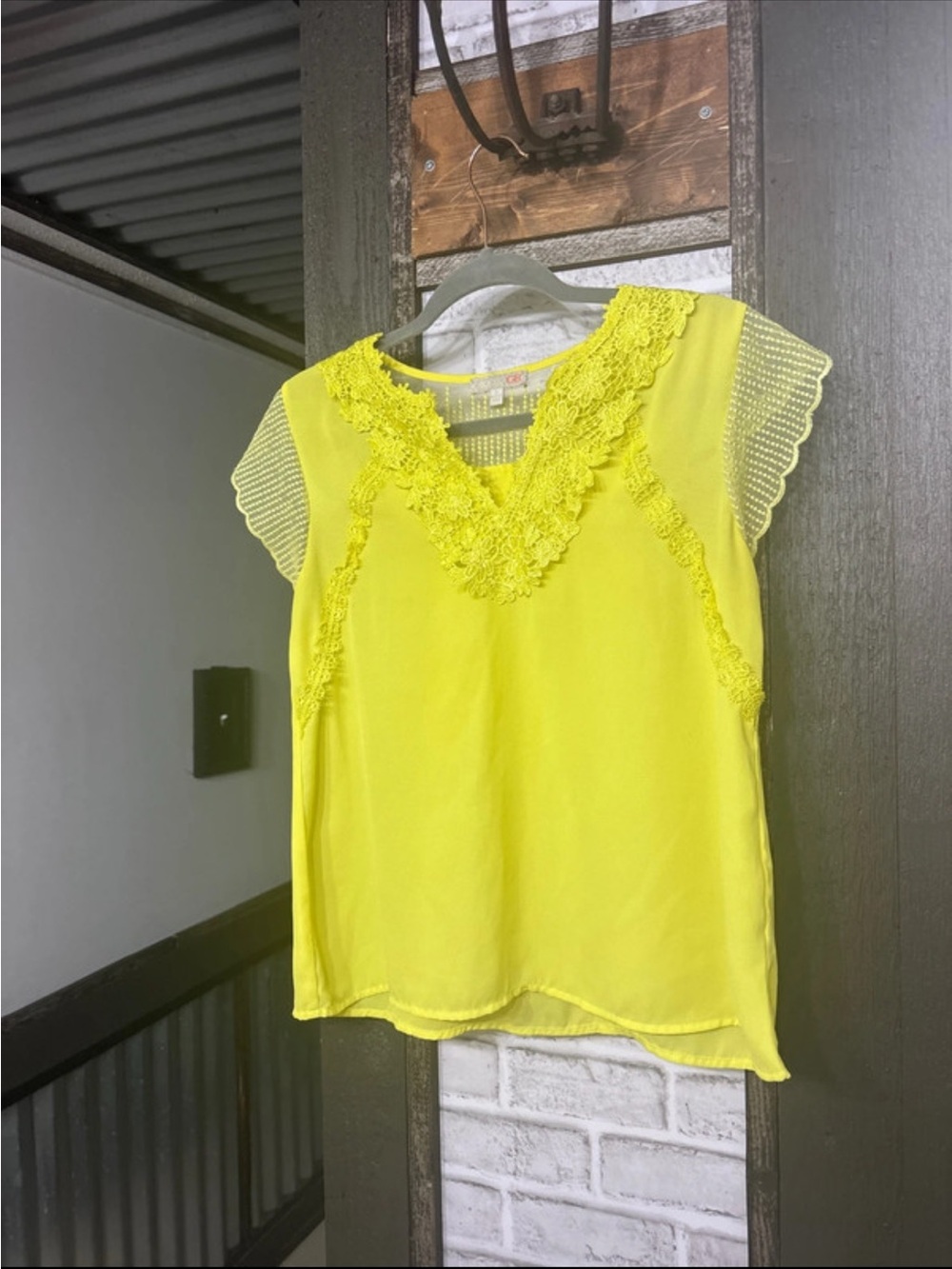 Gianni Bini Bright Yellow Lace V‑Neck Flutter Sleeve Blouse